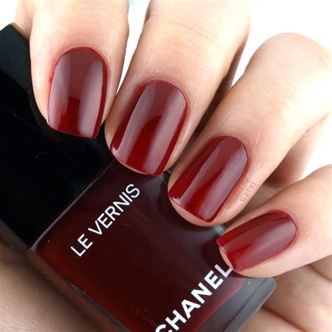 SWATCH SUNDAY — Chanel Le Vernis Nail Colour 